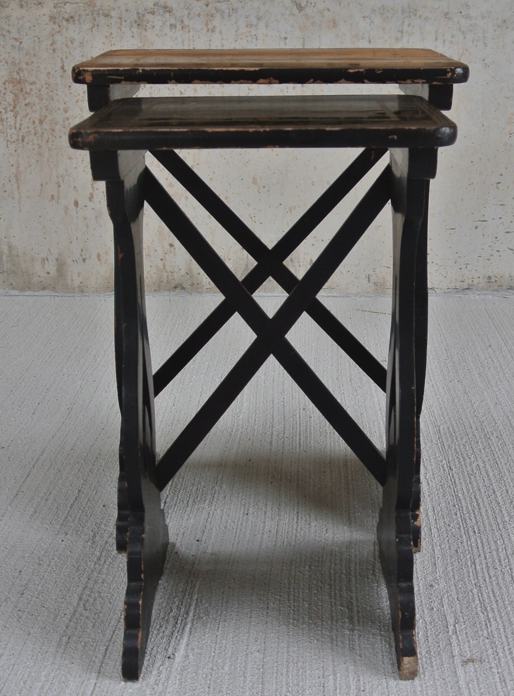 Paire de tables gigognes en bois noir - plateau à décor de dragons