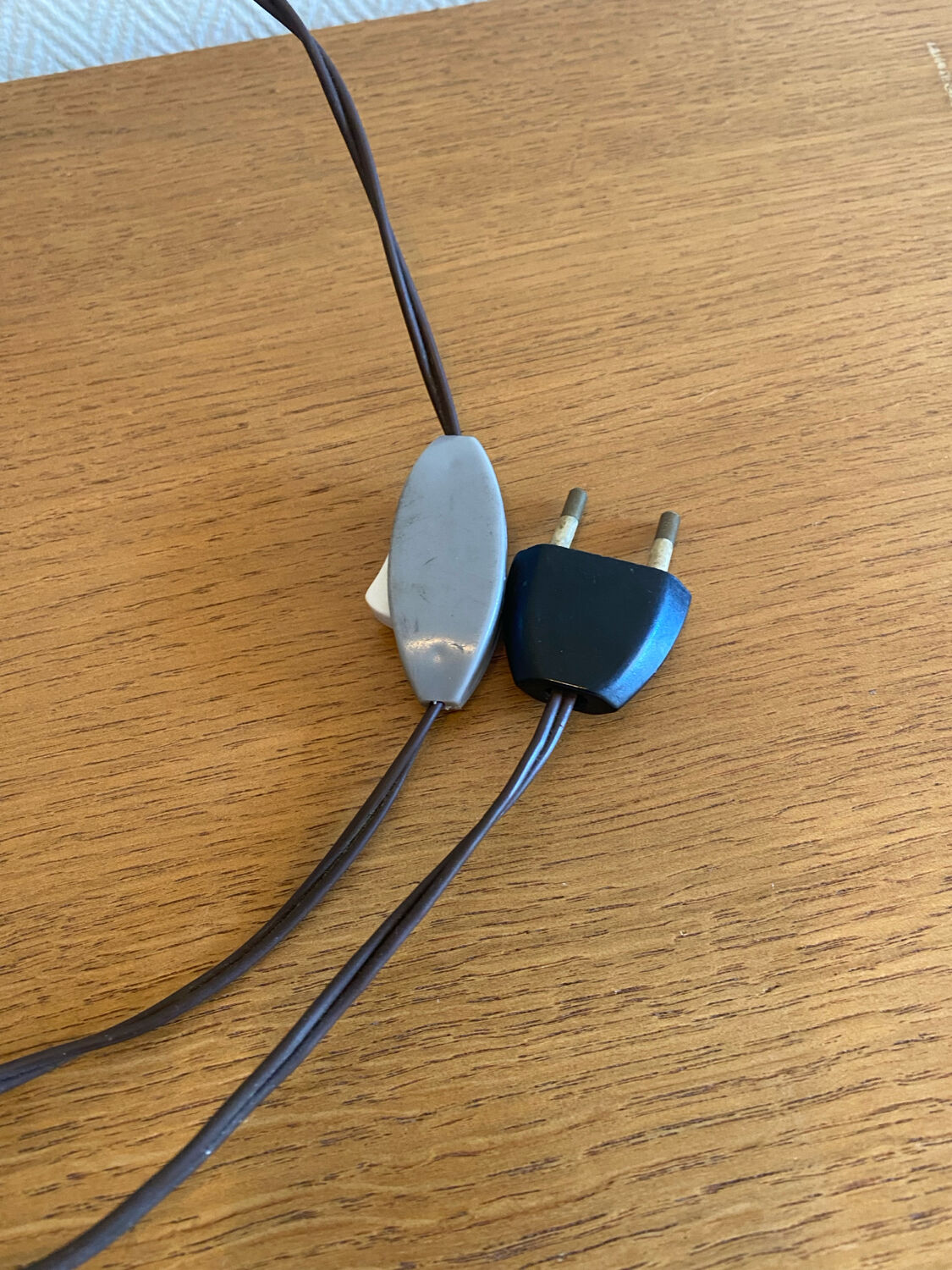 Art Deco lamp with twisted leaves