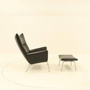 Fauteuil et repose-pieds assorti – CH445 et CH446 – par Hans Wegner