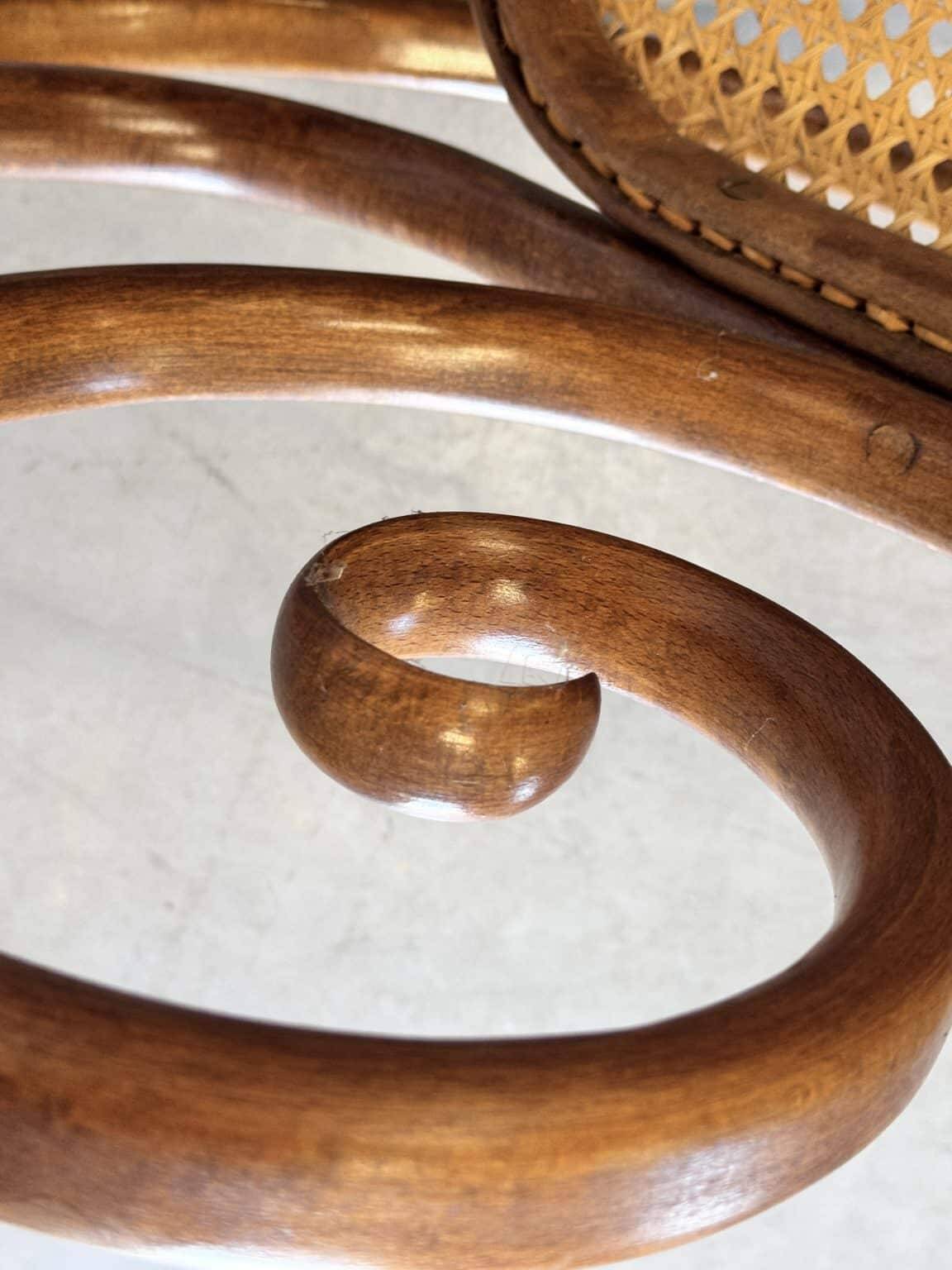 Rocking chair Thonet en bois courbé et cannage