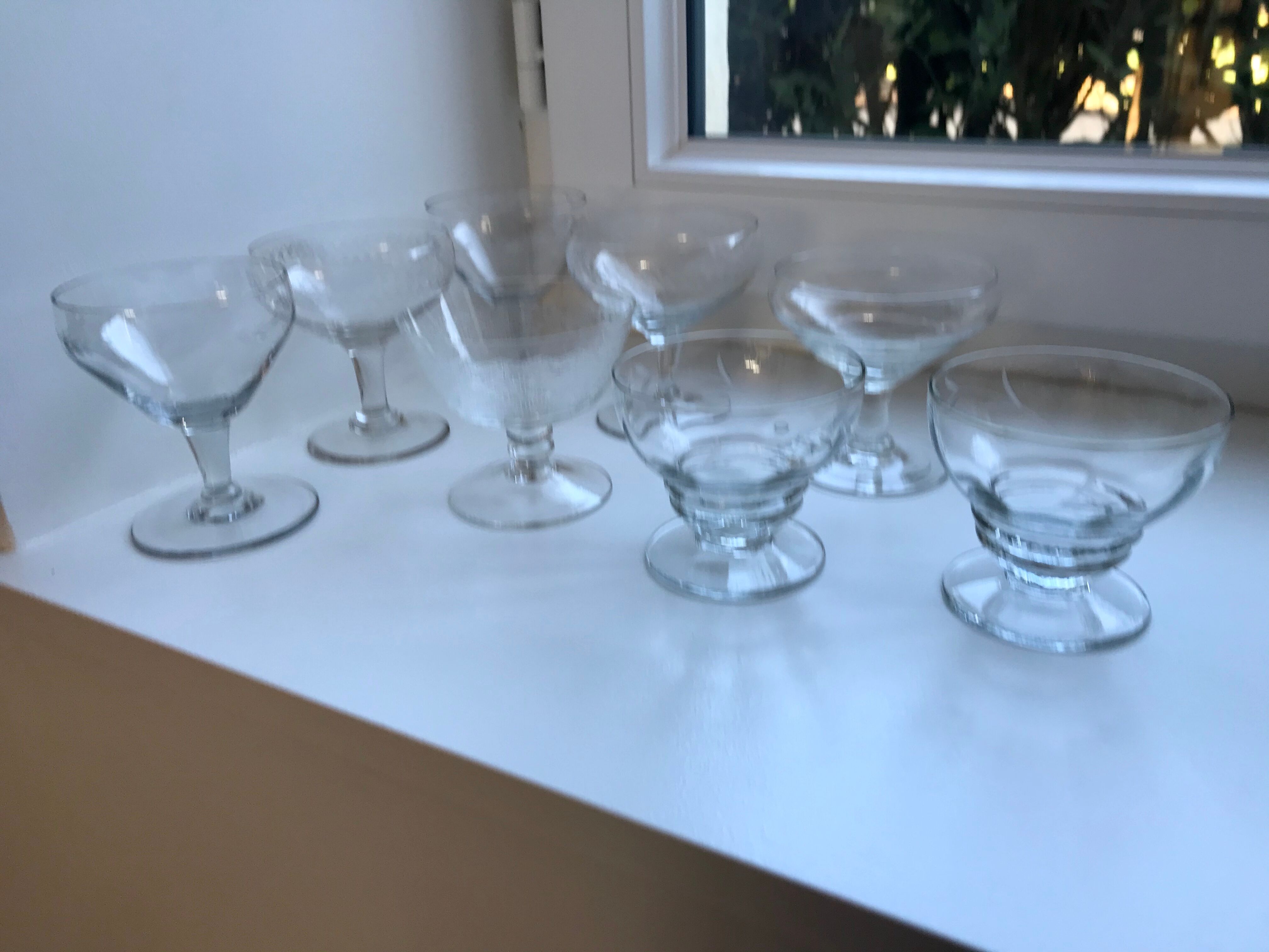 Set of 8 champagne glasses in crystal engraved 50s