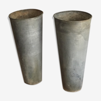 Paire d'anciens pots de fleuriste en zinc