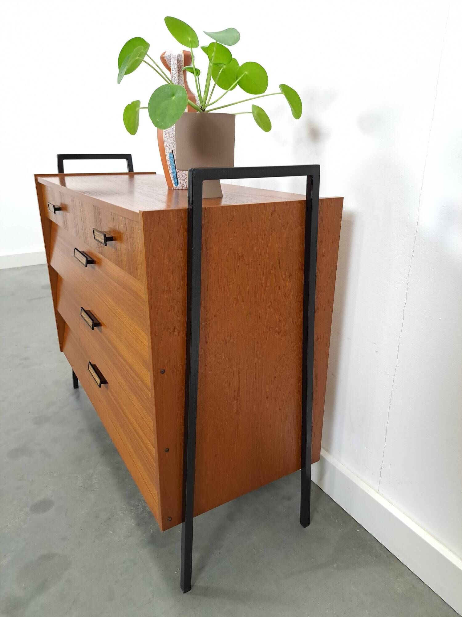 Teak schoenenkast met zwart metalen poten, nr. 1