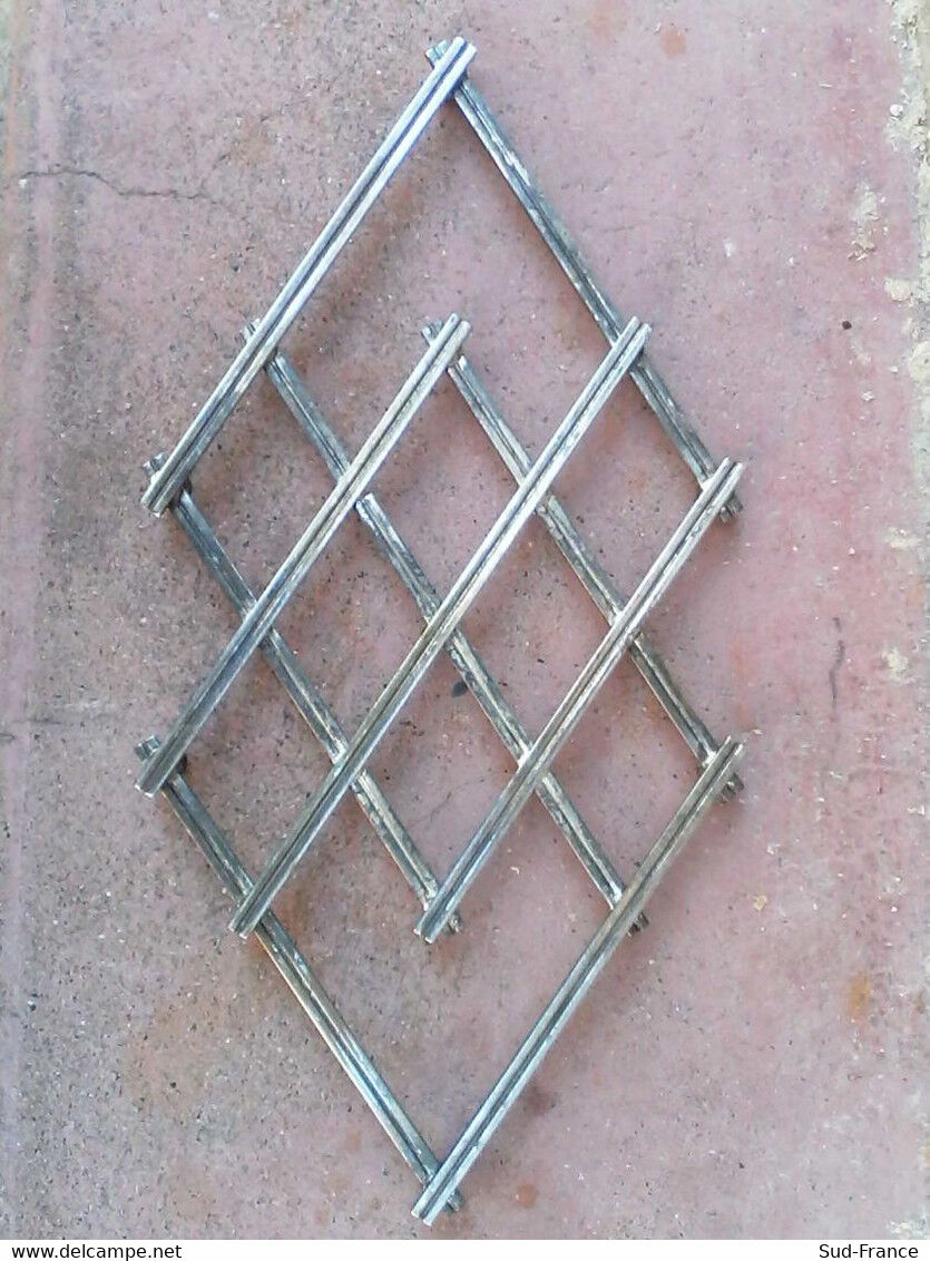 Stretchy flat rest in vintage silver metal