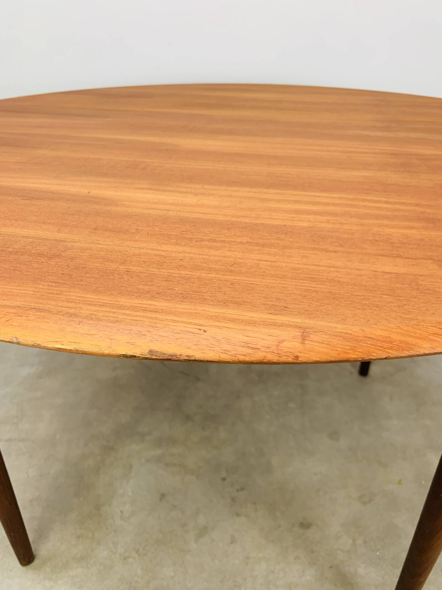 Table ronde scandinave en teck, 1960