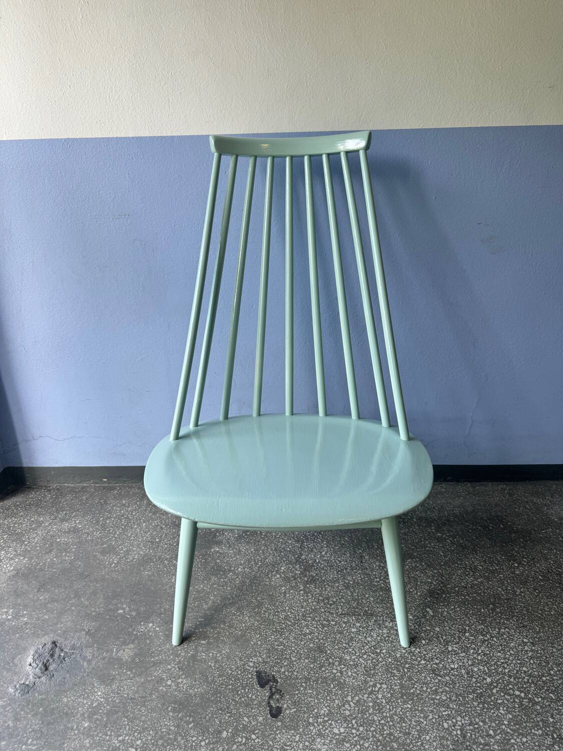 Chaise bâton blanche « Mademoiselle » du Finlandais Ilmari Tapiovaara