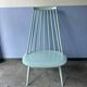Chaise bâton blanche « Mademoiselle » du Finlandais Ilmari Tapiovaara