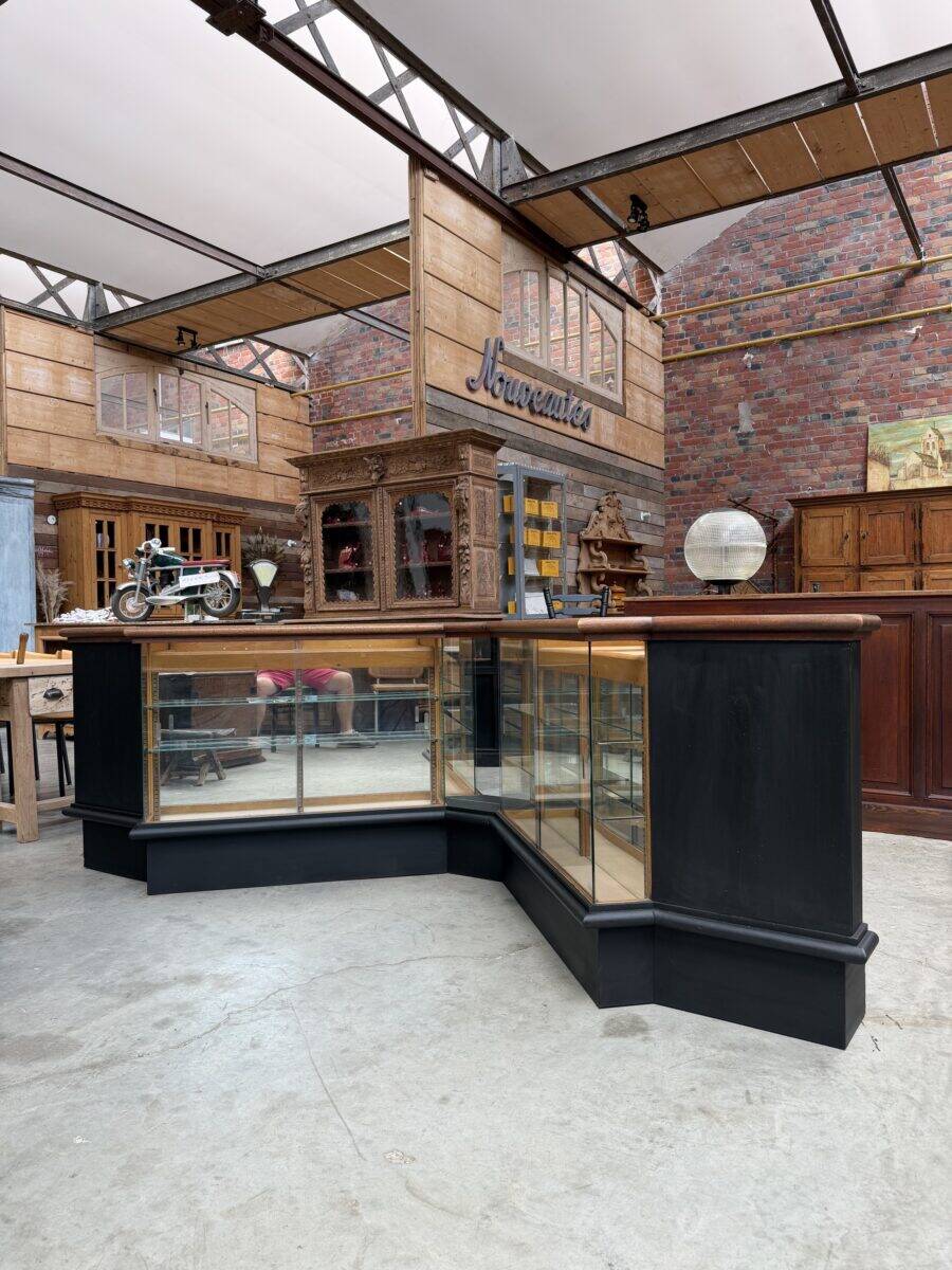 Ancien comptoir vitrine d’angle de maroquinier