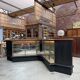 Ancien comptoir vitrine d’angle de maroquinier