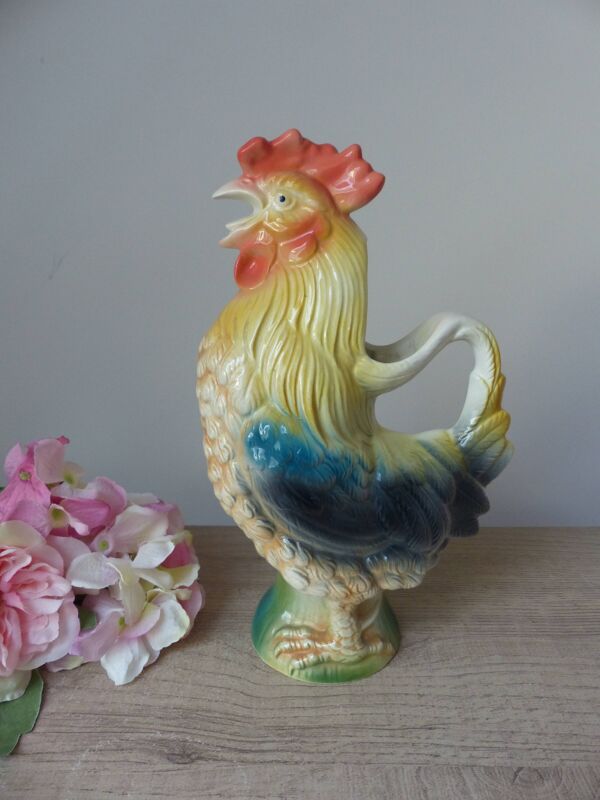Pichet en barbotine coq vintage – couleurs douces jaune et bleu, vintage