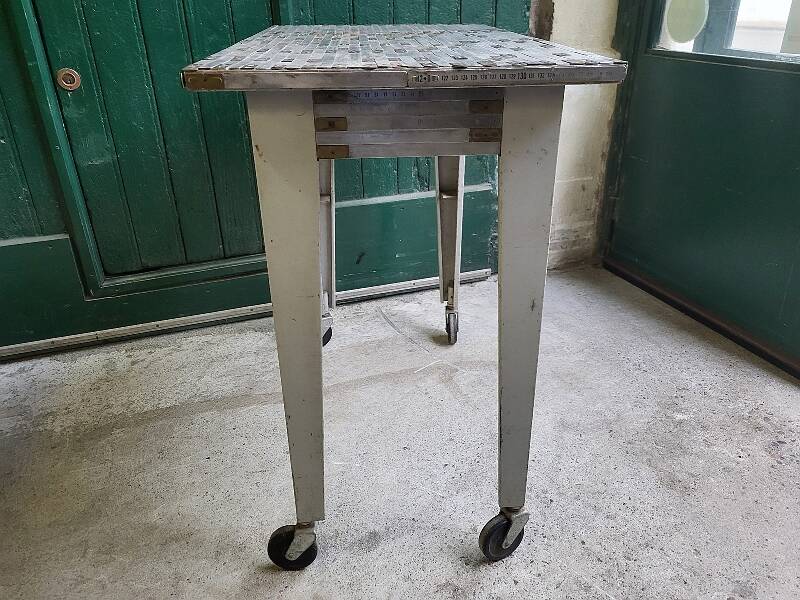 Table desserte atelier 1 tiroir en metal recouverte de morceaux de metre pl