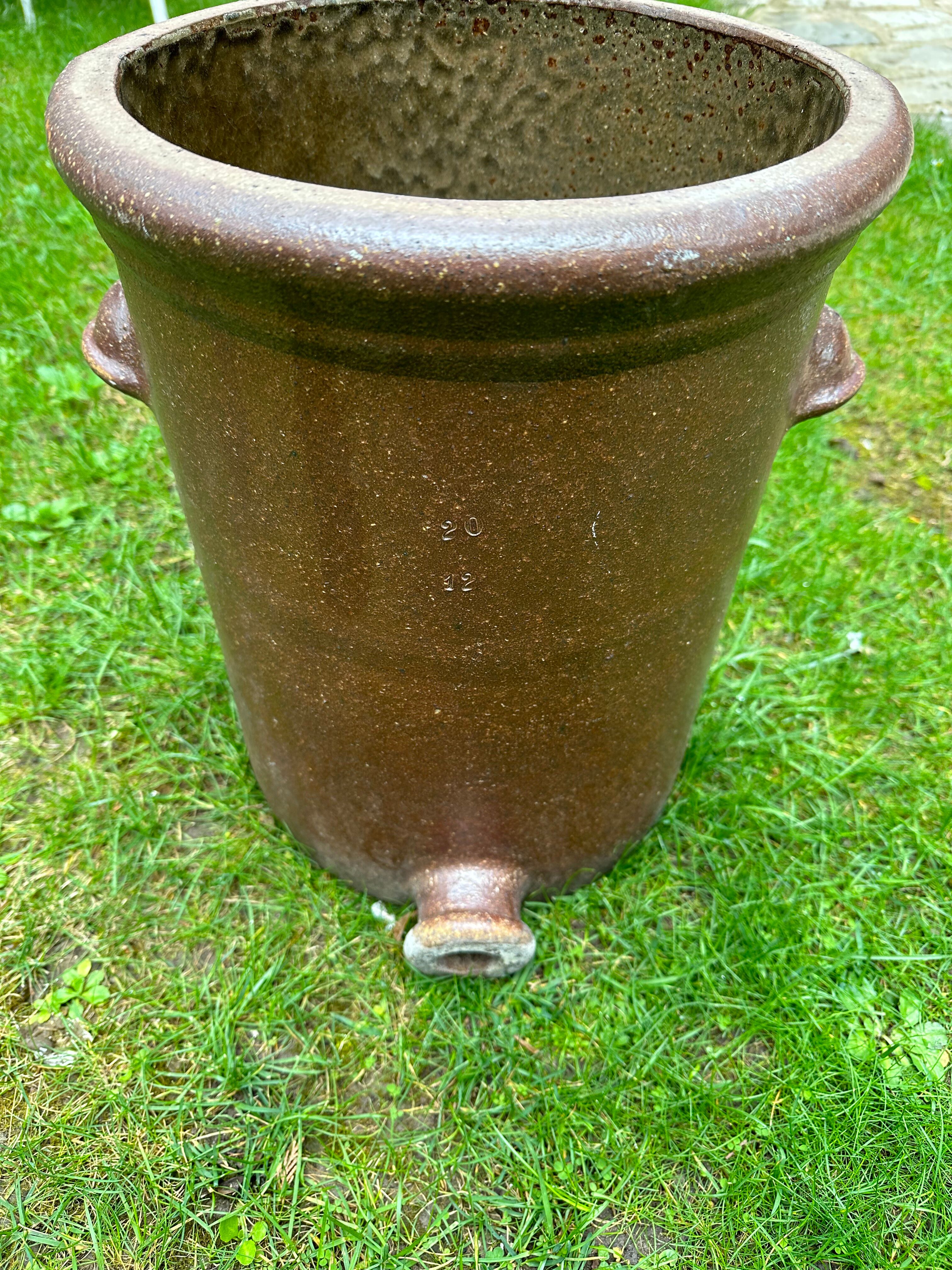 Stoneware pot - vinegar maker
