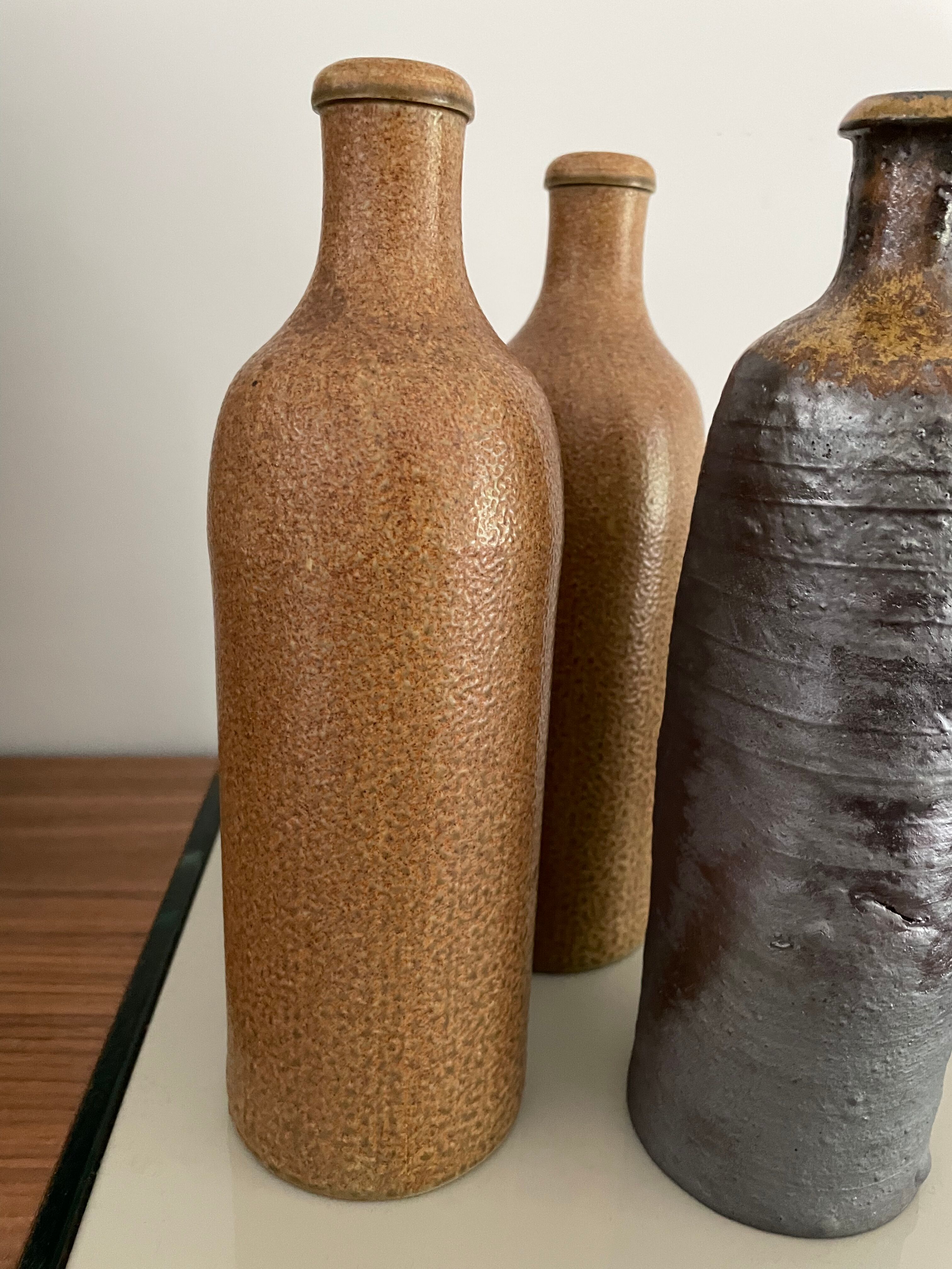 Lot de trois bouteilles en grès