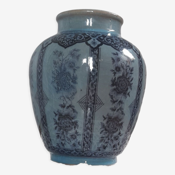 Vase décoratif en céramique émaillé bleue à décor floral et arabesques, vers 1930