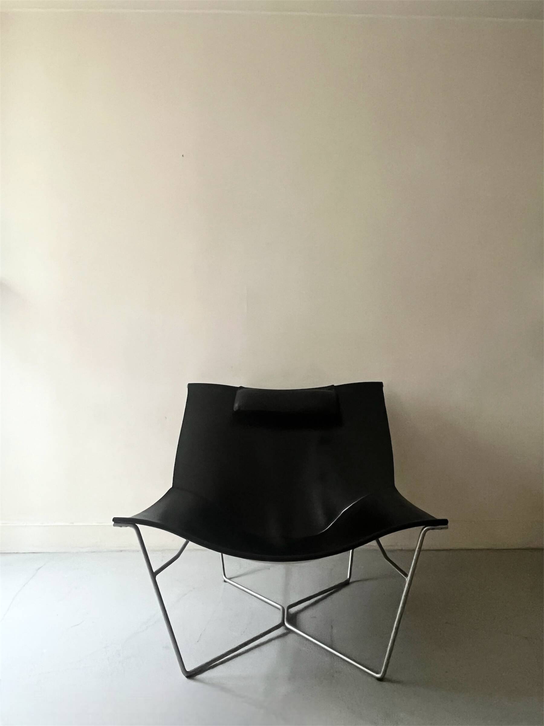 Design armchair Semana in black leather and steel by D. Weeks, limited edition 1980.
