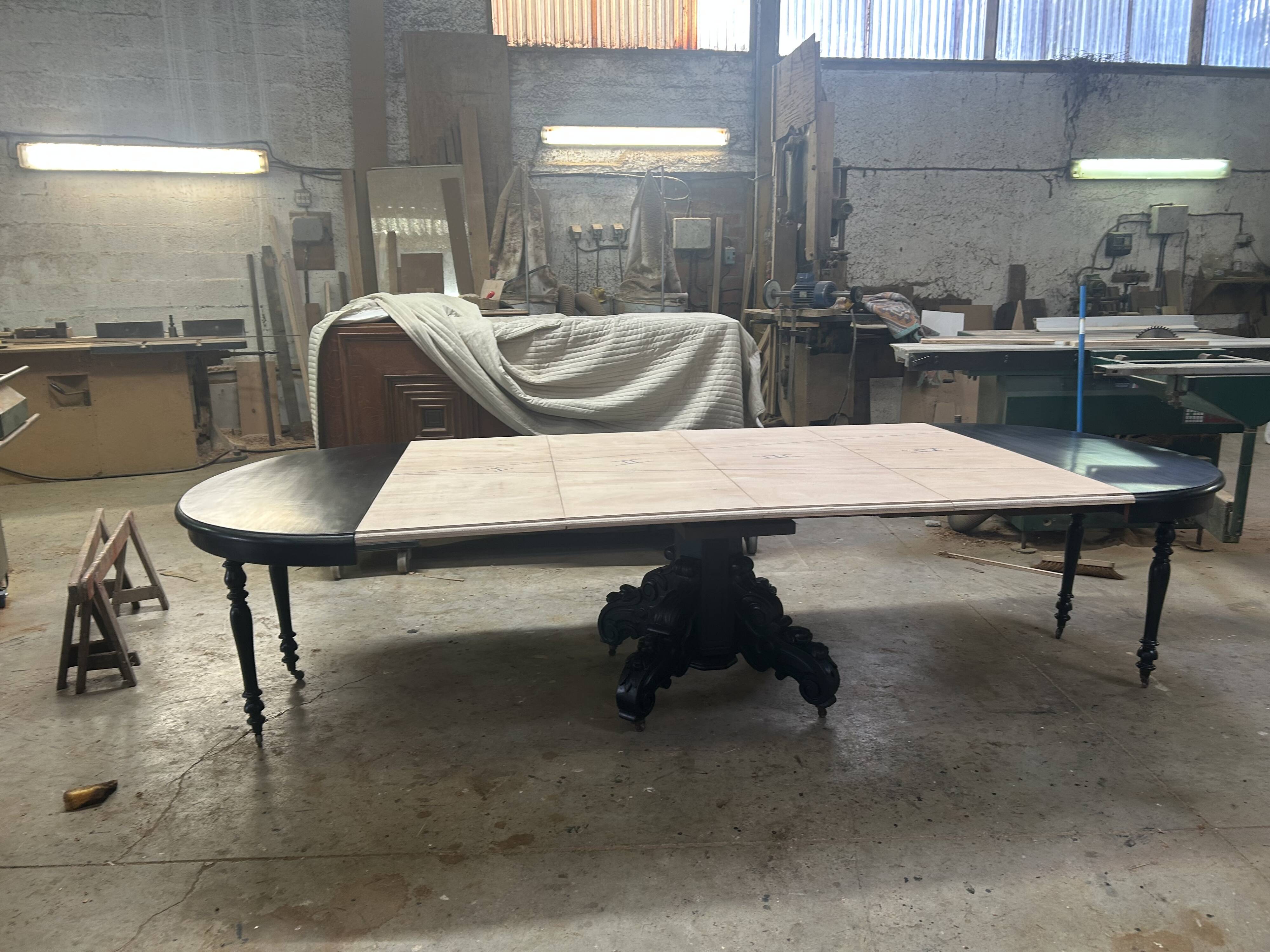 Extensible Napoleon III table