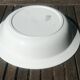 Un grand plat de service creux en demi-porcelaine Saint Amand modèle edmont
