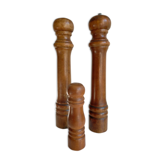 Lot of 2pepper pots 1 salt shaker