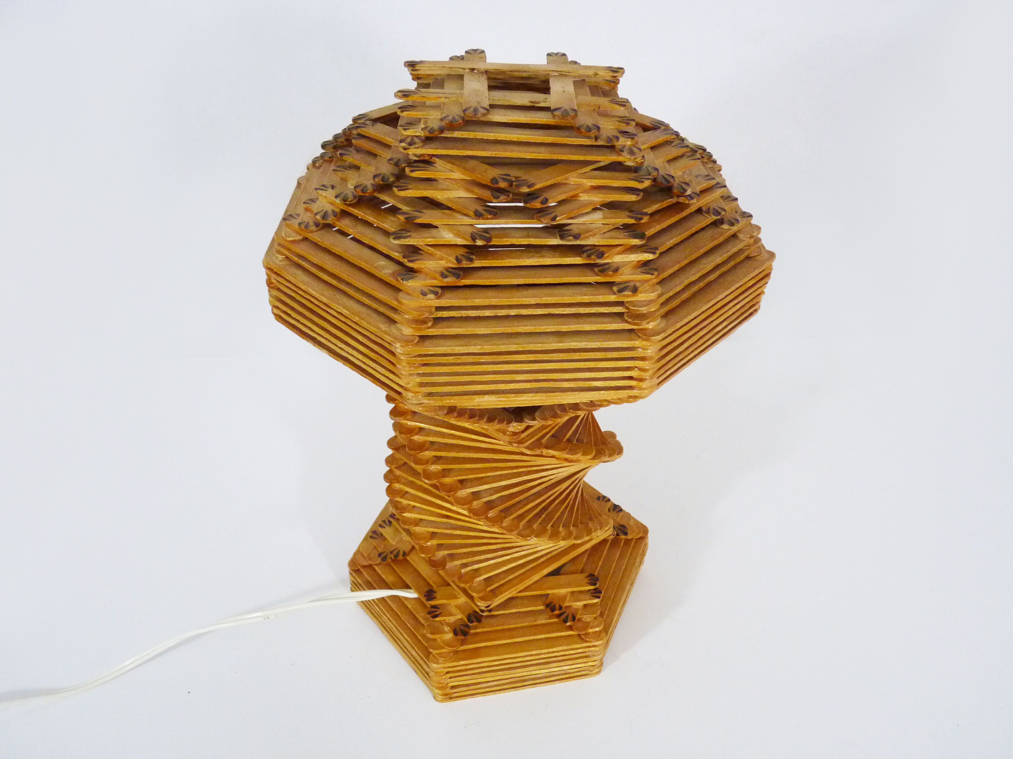 Lampe de table tramp art en bâtonnets de glace en bois art popsicle stick. année 60 70