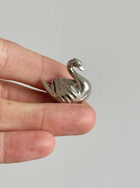 Metal swan name holders