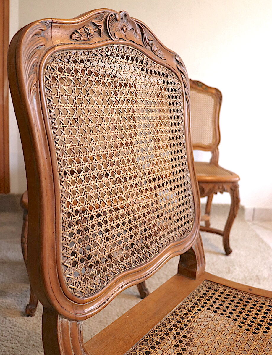 Chaise vintage moderne reprenant un style Louis XV, en bois clair.