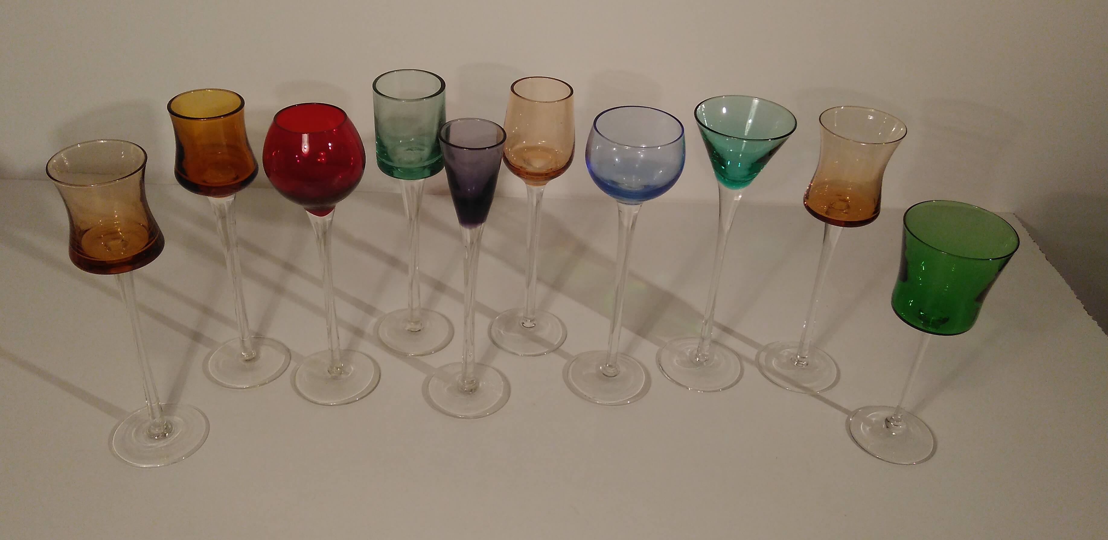 Lot de 10 verres à liqueurs formes et couleurs variées