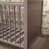 Crib with adjustable height