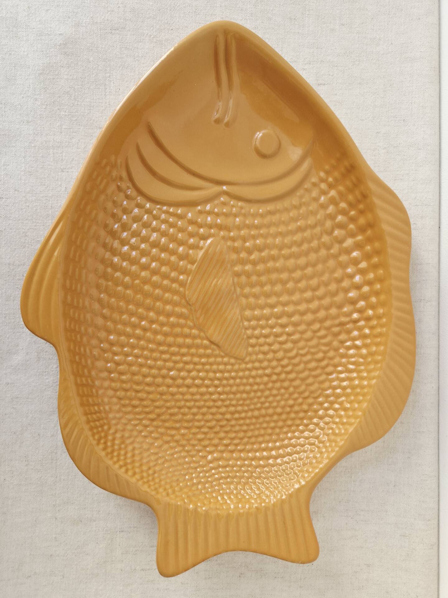 Plat vintage en barbotine poisson