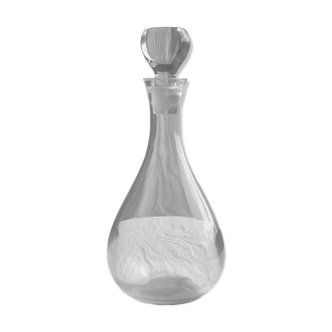 Smooth glass decanter with flattened cap