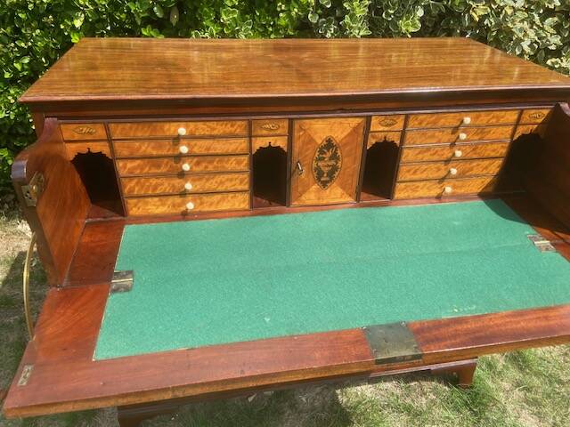 Scribanne chest of drawers