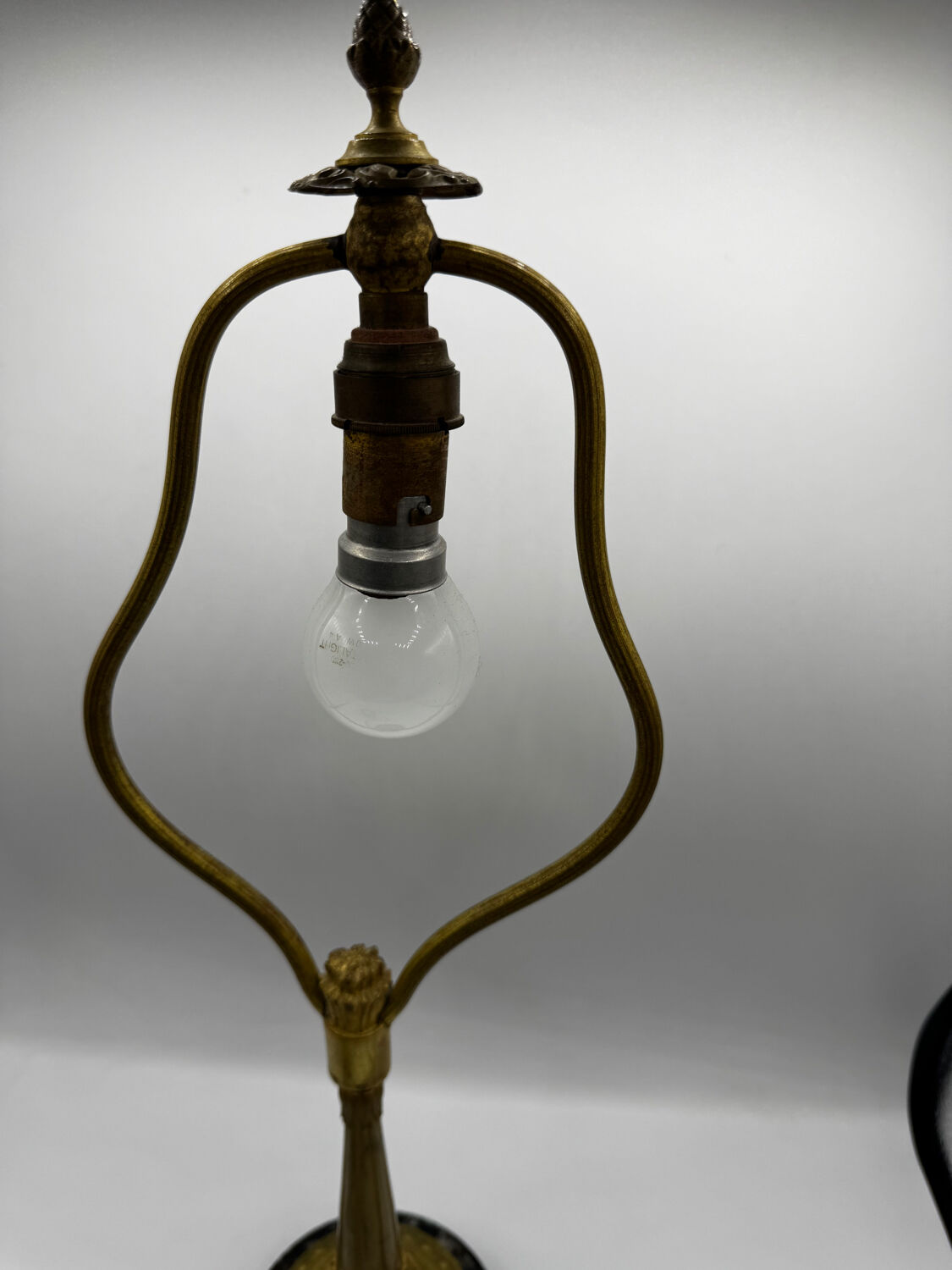 Antique lamp known as a lyre in bronze and marble from the late 19th century.