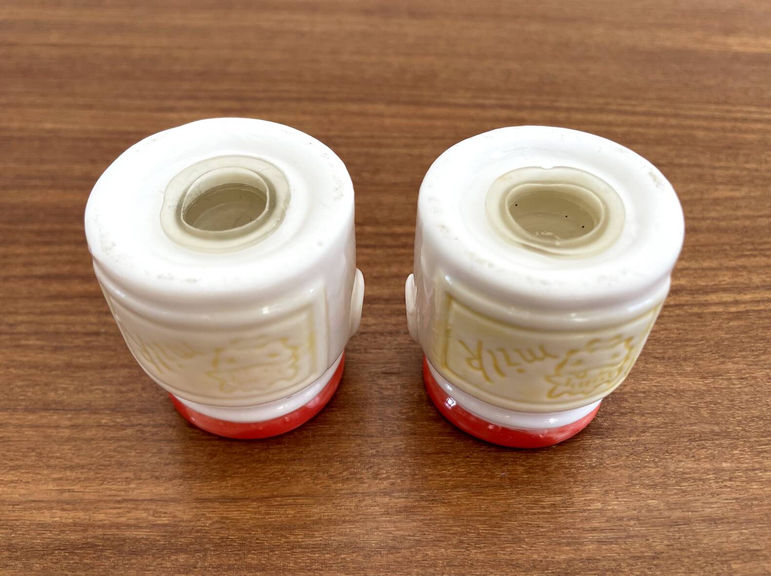 Salt and pepper shakers in the shape of milk cans with a cow on it, dutch vintage ceramic tableware