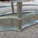 Table basse en acier chromé et verre fumé forme violon