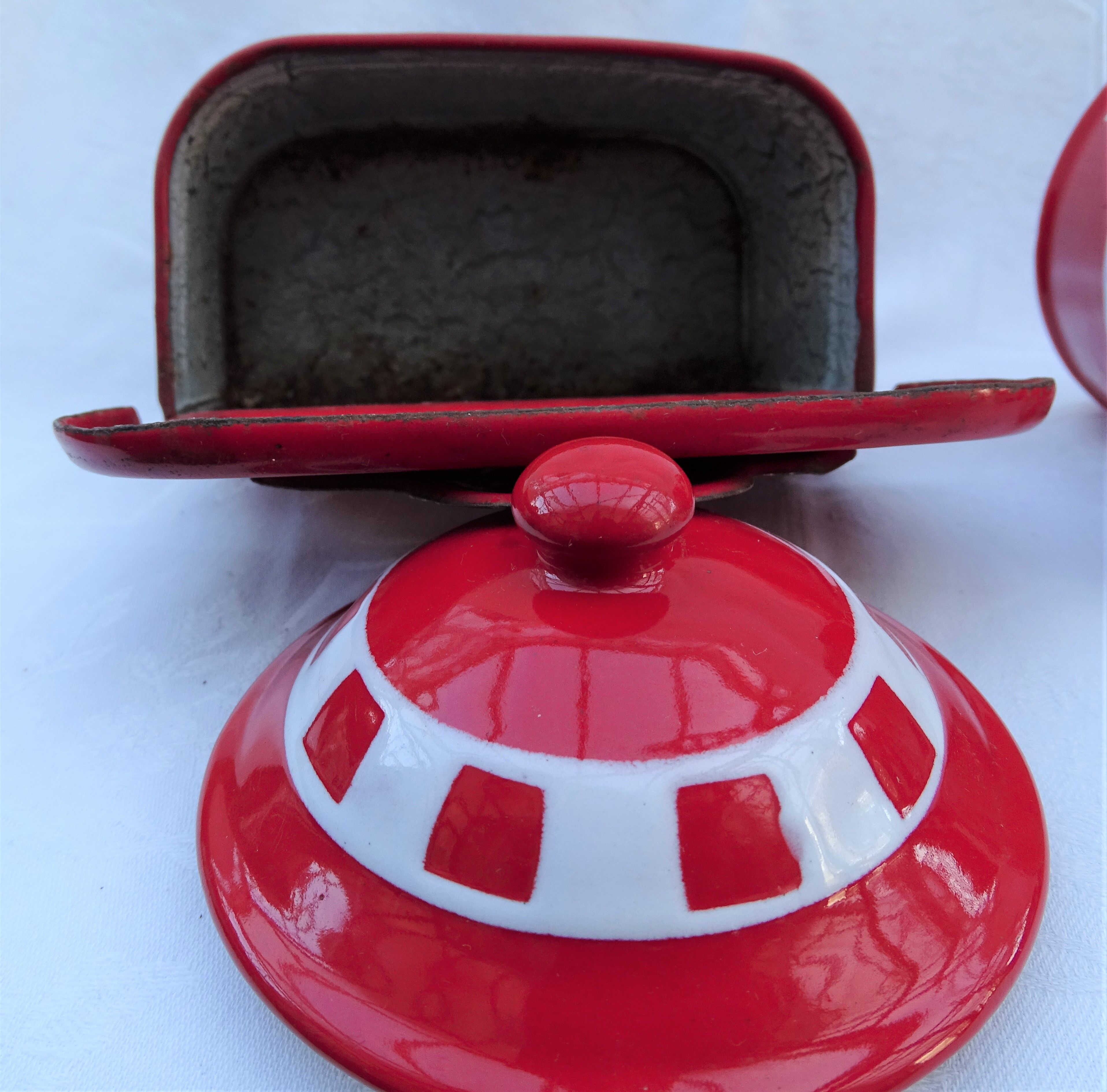 Ensemble de pots de cuisine en fer émaillé rouge