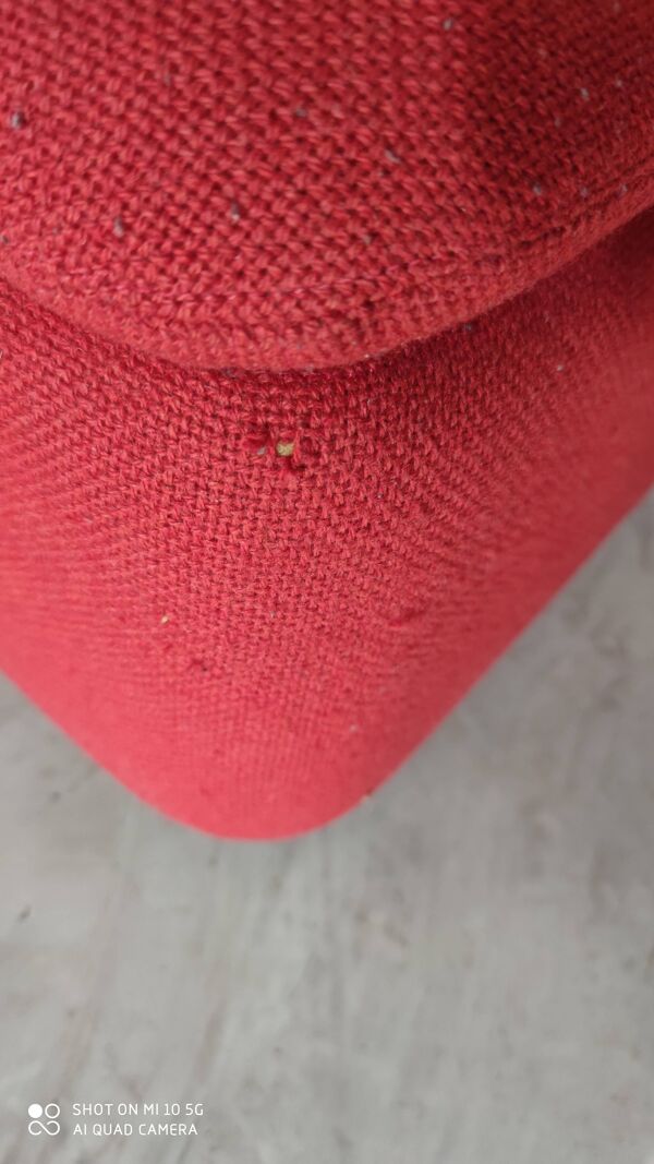 Paire de chauffeuses en tweed rouge et vinyle noir