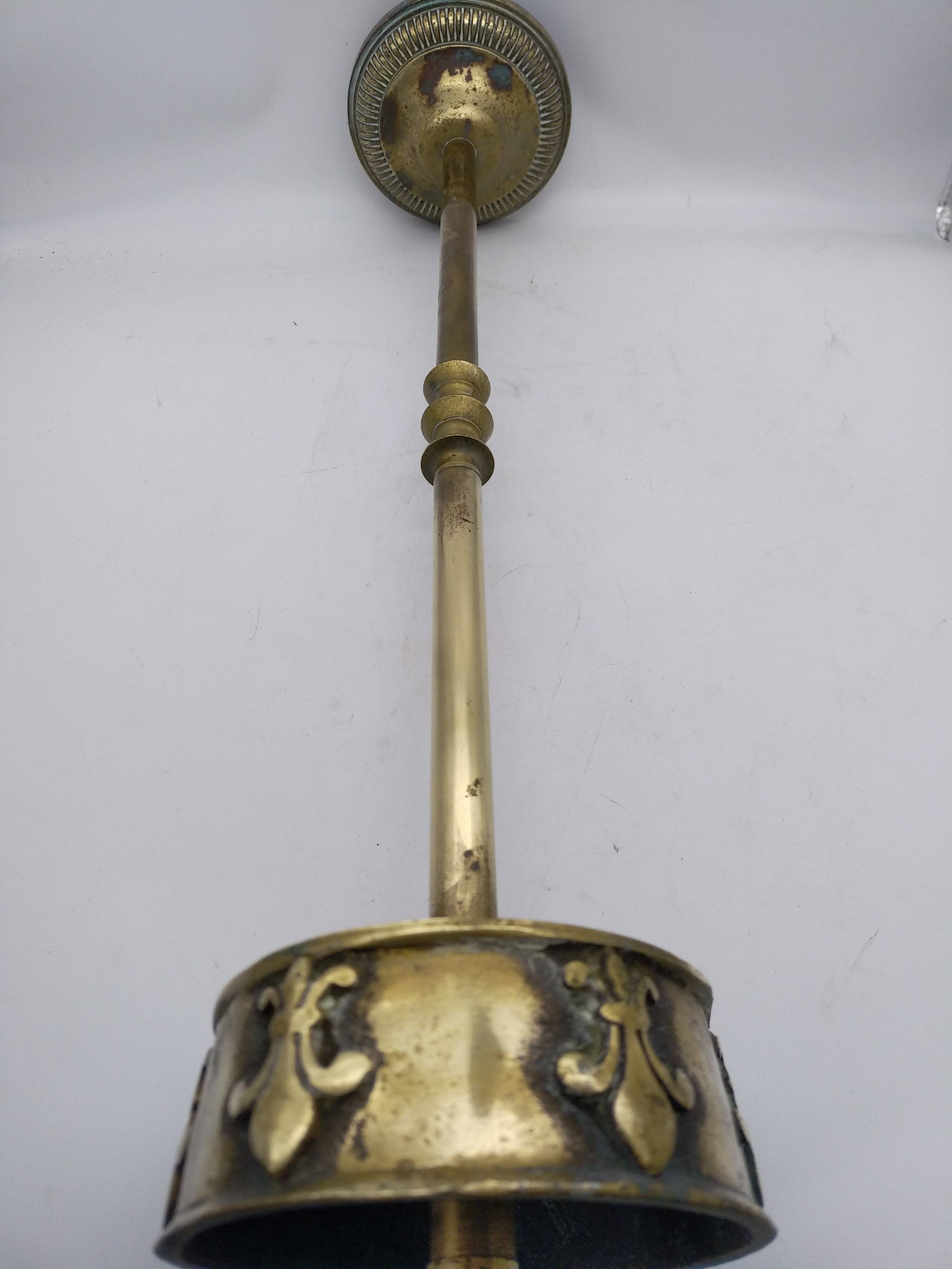 Ashtray on foot. Bronze and brass, with fleur-de-lis decoration.