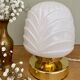 Lampe à poser globe vintage en opaline blanche