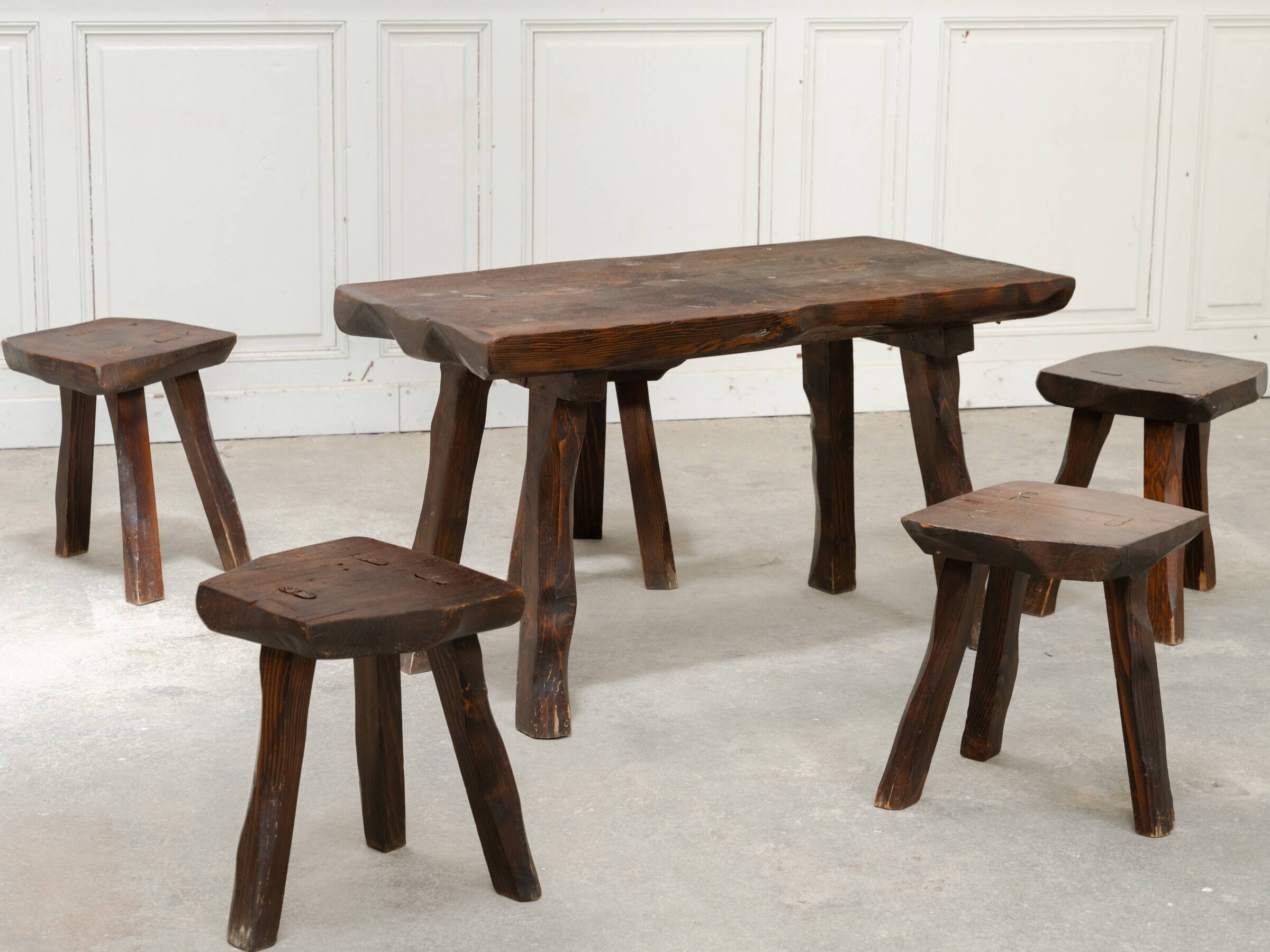 Ensemble table basse et tabourets brutaliste en pin noirci 1960