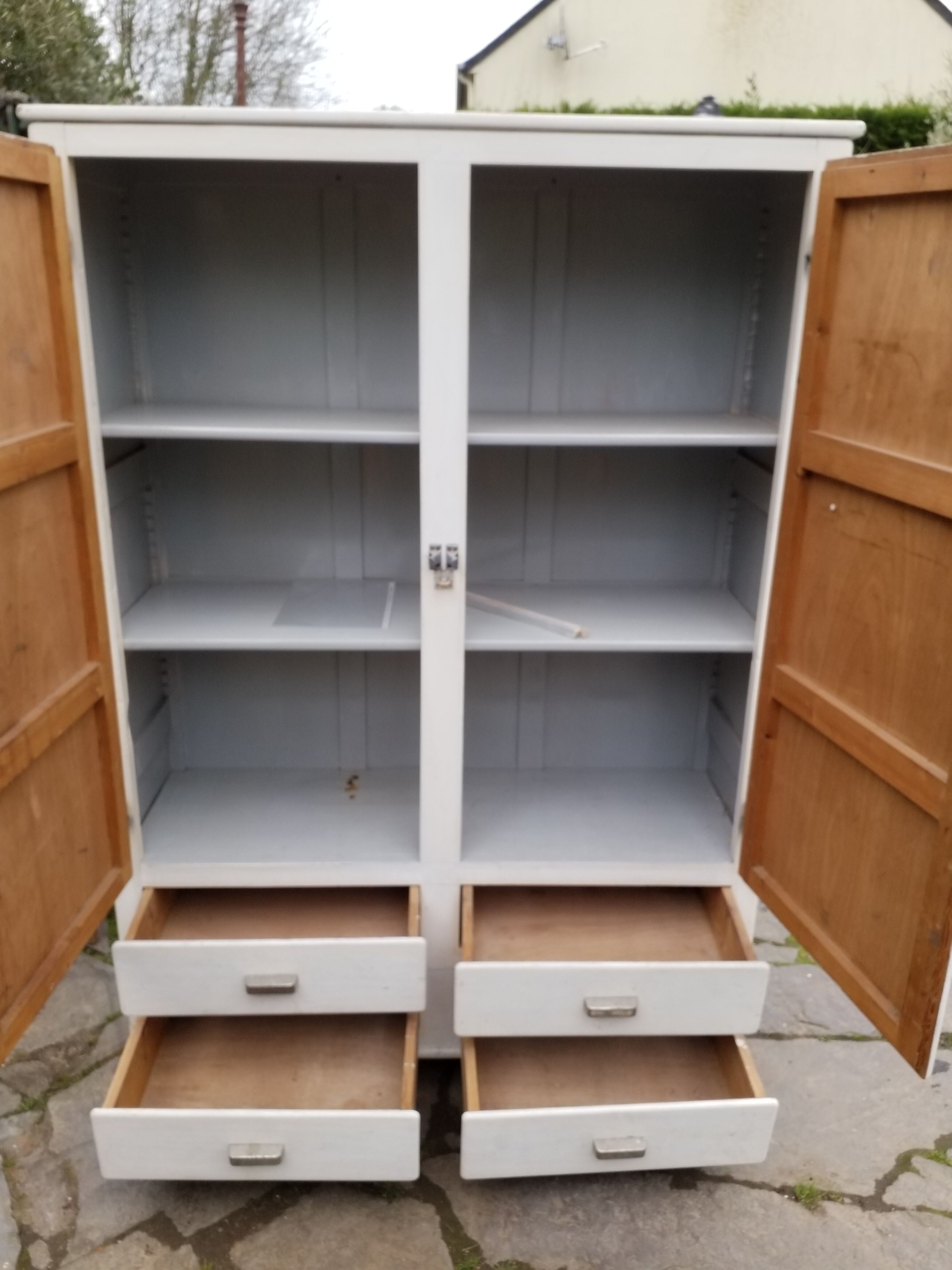 Armoire parisienne