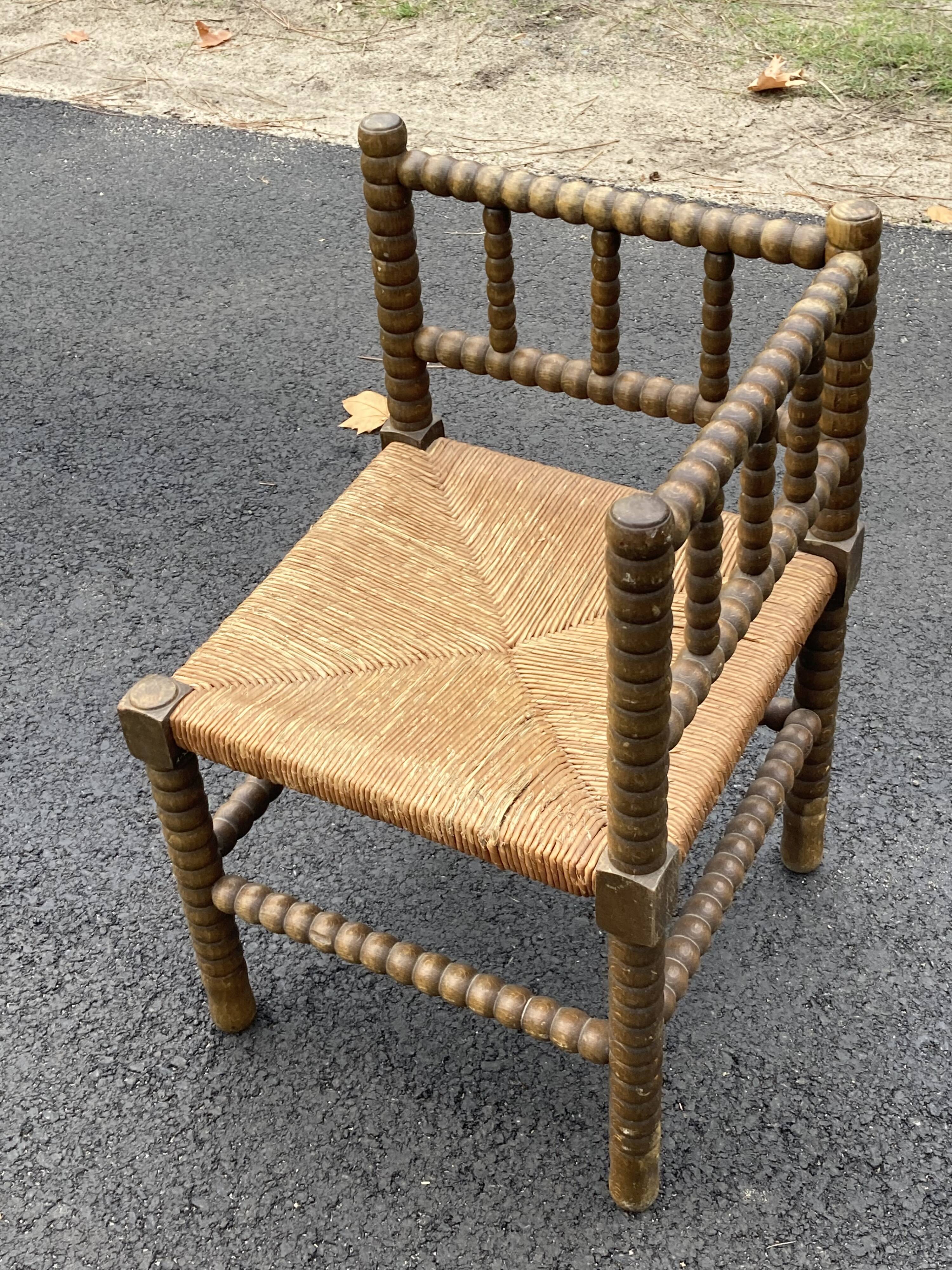 Chaise d’angle en bois tourné