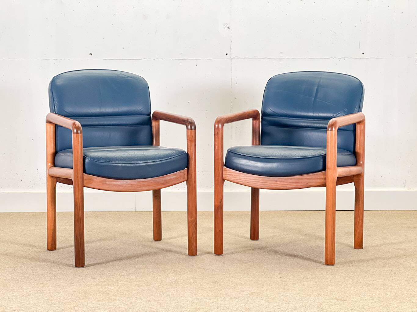 Ensemble de huit chaises de salle à manger à accoudoirs en noyer par Gordon Russell, années 1960