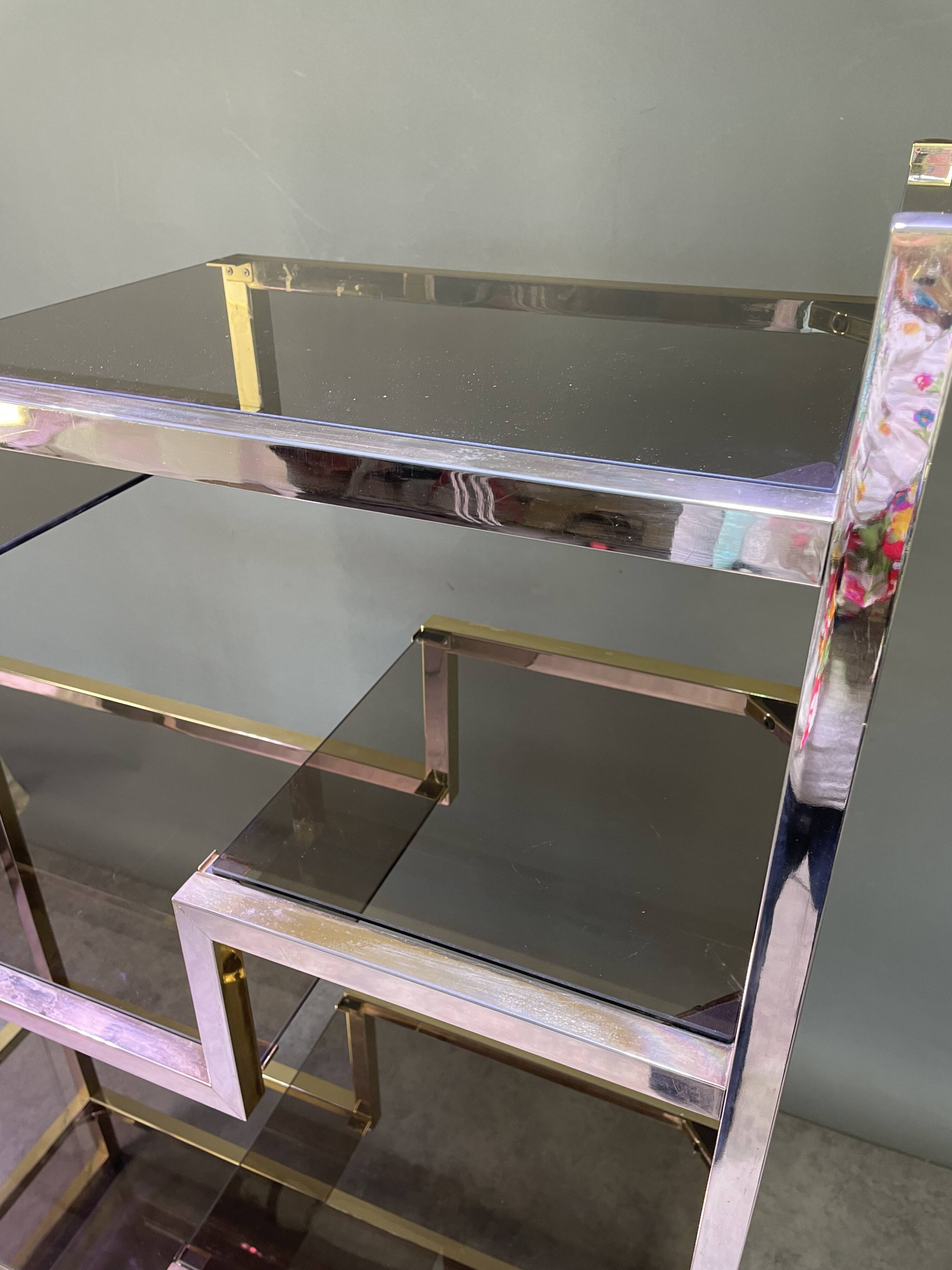 Etagère italienne en métal doré et verre fumé