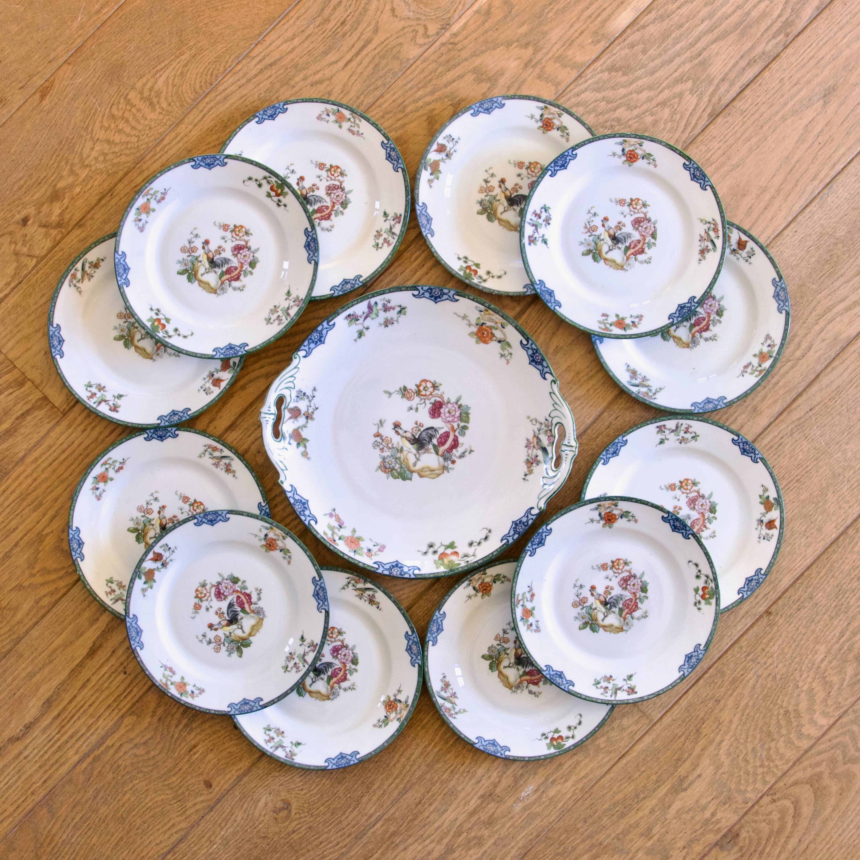 Service ancien de 1930 en porcelaine au décor oiseaux, papillons et coq