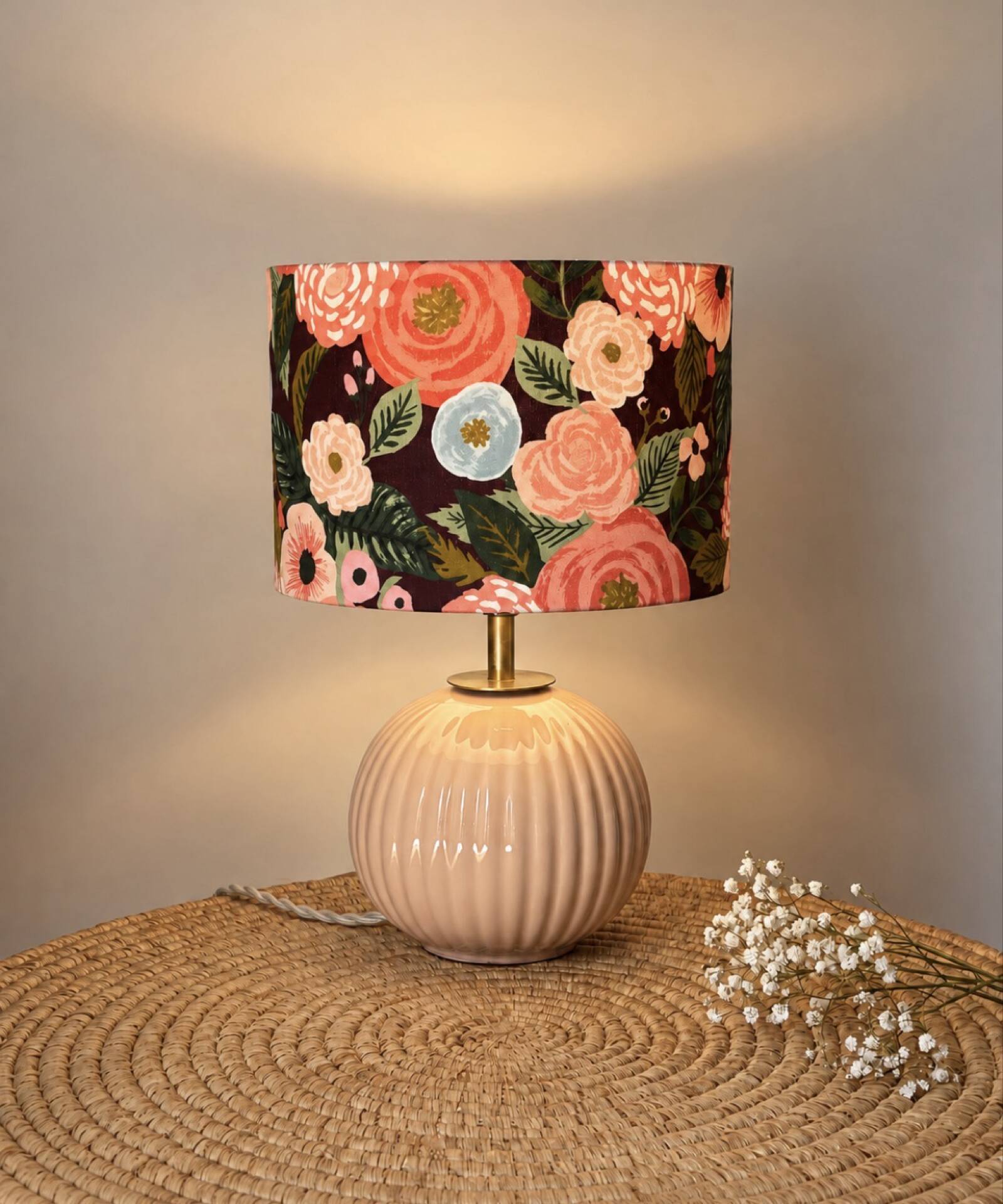 Vintage table lamp in powder pink ceramic – floral lampshade made