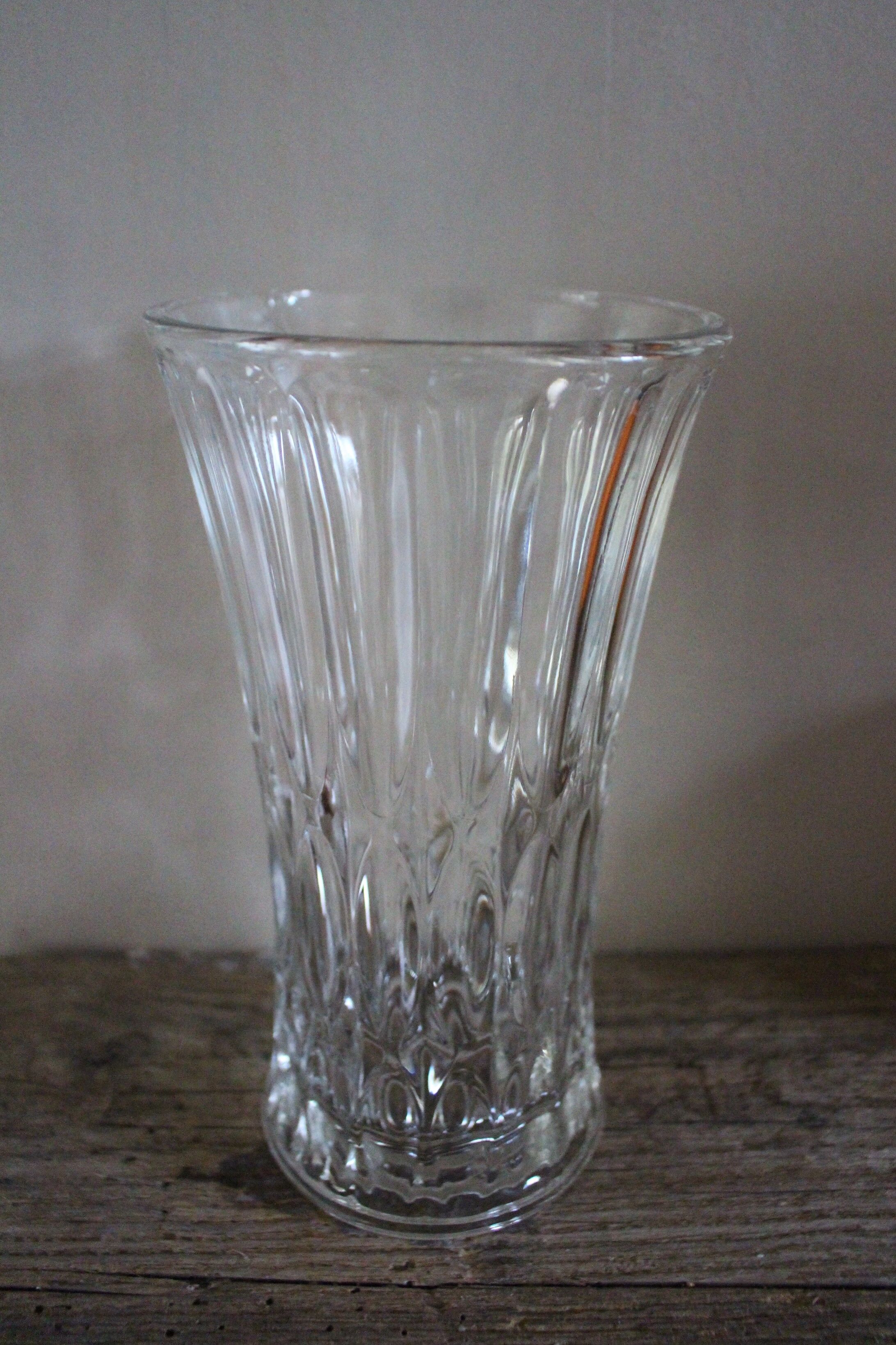 Medium vase structured chiseled transparent glass