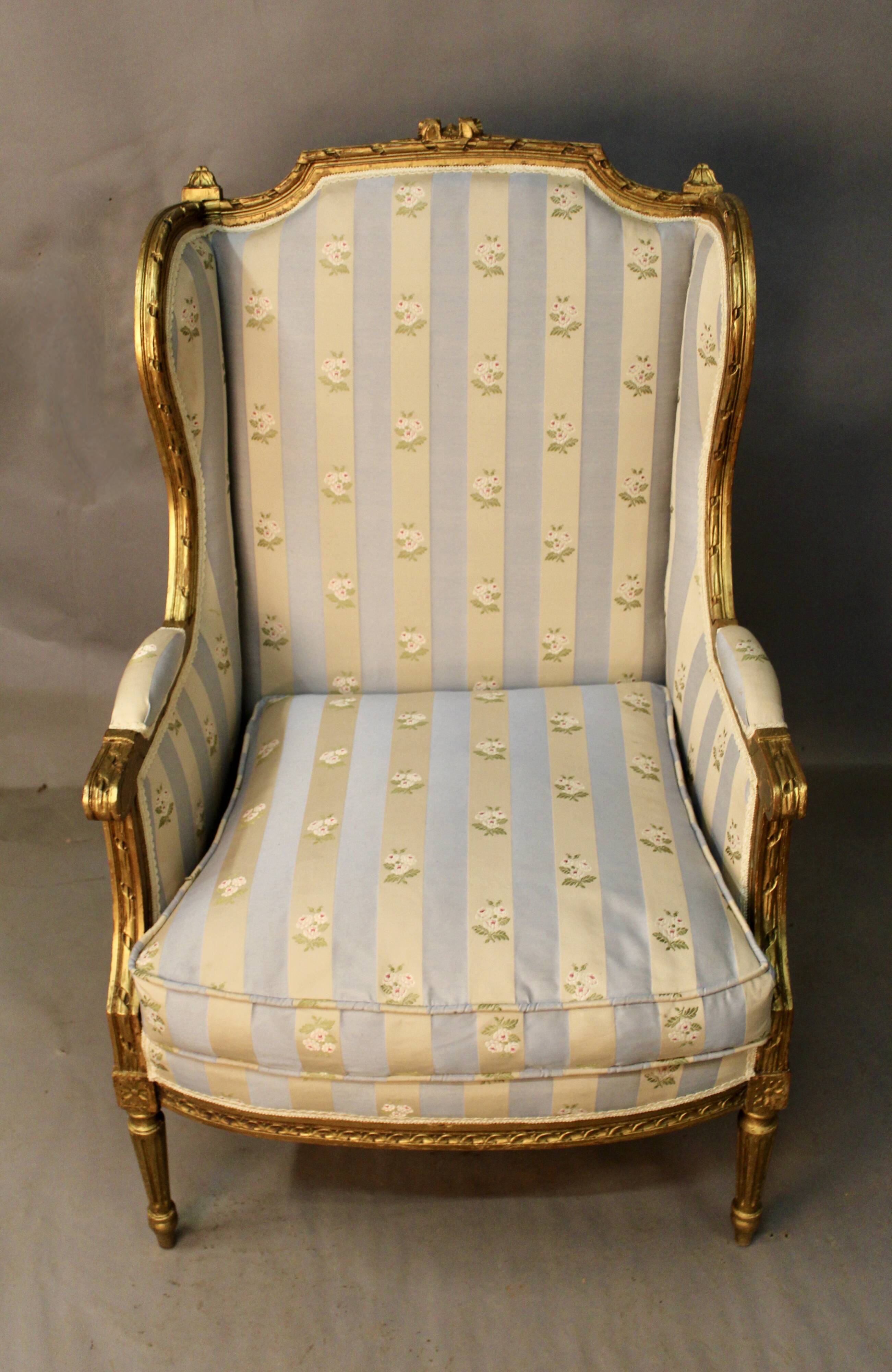 Bergère à oreilles de style louis xvi en bois doré