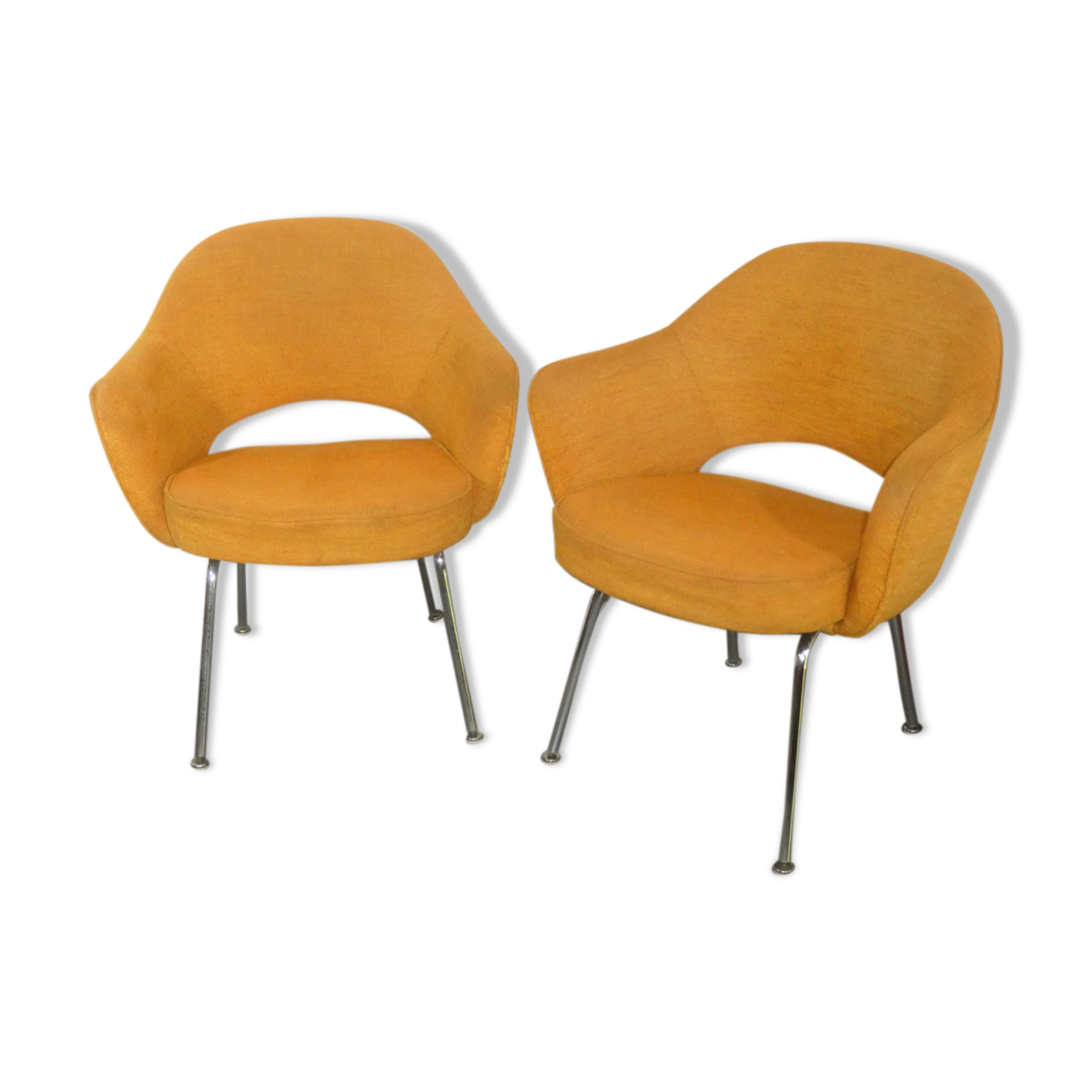 2 Saarinen chairs