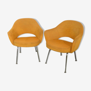 2 Saarinen chairs