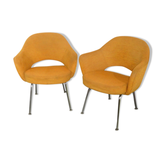 2 Saarinen chairs