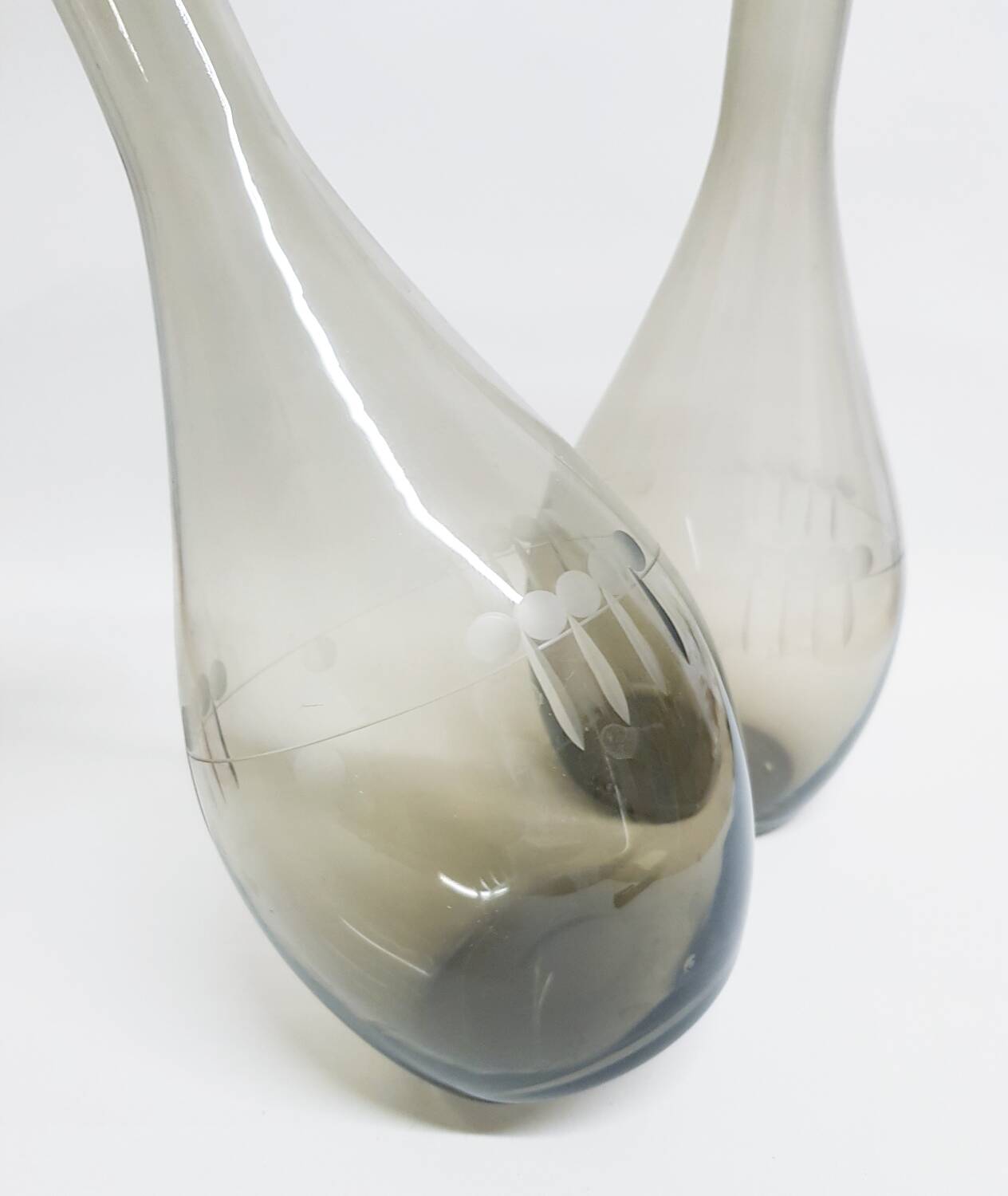 Paire de grands vases en verre fumé gravé